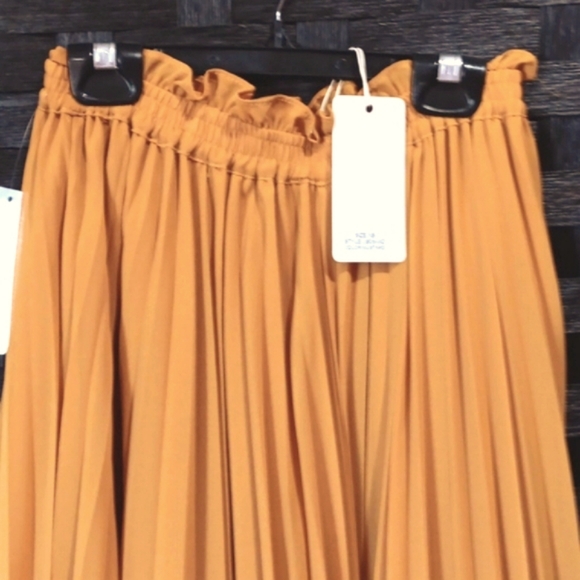 LUMIE. PLEATED MAXI SKIRT. POLYESTER W/LINING. "MUSTARD" XS. - Picture 5 of 10